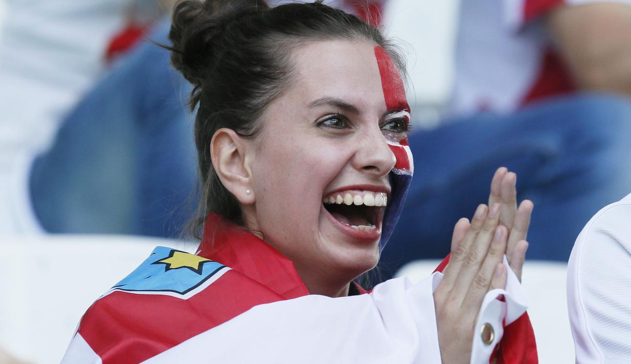 Fans Kroasia memberikan semangat kepada timnya saat melawan Republik Ceska pada grup D Piala Eropa 2016 di Stadion Geoffroy-Guichard, Saint-Etienne, Prancis, (17/6/2016) (REUTERS/Robert Pratta)