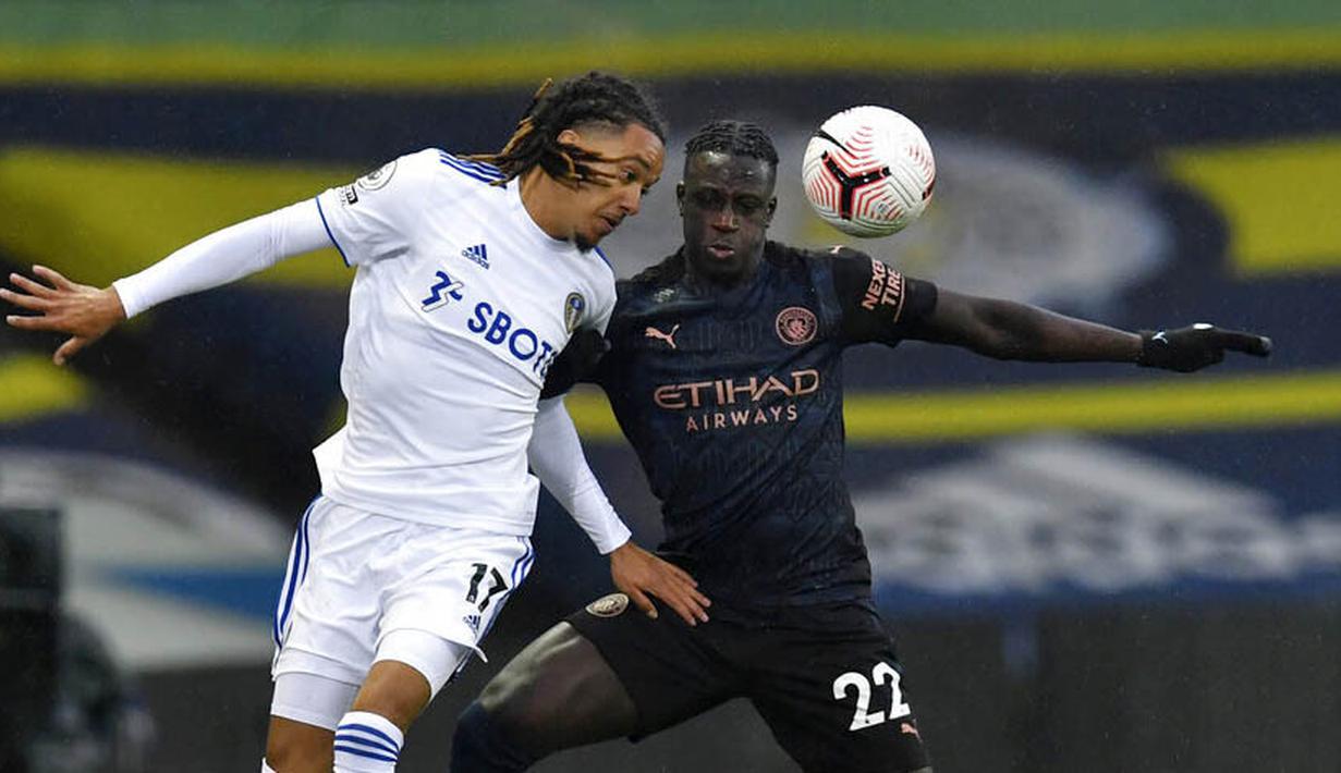 Bek Manchester City, Benjamin Mendy, berebut bola dengan pemain Leeds United, Helder Costa, pada laga Liga Inggris di Stadion Elland Road, Sabtu (3/10/2020). Kedua tim bermain imbang 1-1. (Paul Ellis/Pool via AP)