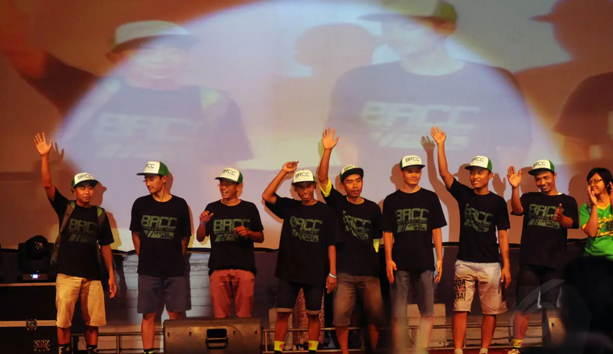 Pembalap andalan Banyuwangi ikut meramaikan Internasional Tour De Banyuwangi Ijen. Tampak, sejumlah pembalap memberikan salam saat malam pembukaan Internasional Tour De Banyuwangi Ijen, (15/10/2014). (Liputan6.com/Helmi Fithriansyah)