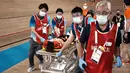 Pembalap Belanda Laurine van Riessen dibawa keluar lintasan oleh tenaga medis setelah mengalami kecelakaan pada babak perempat final Keirin Putri Balap Sepeda Trek Olimpiade Tokyo 2020 di Izu Velodrome di Izu, Jepang, Kamis (5/8/2021). (AP Photo/Thibault Camus)