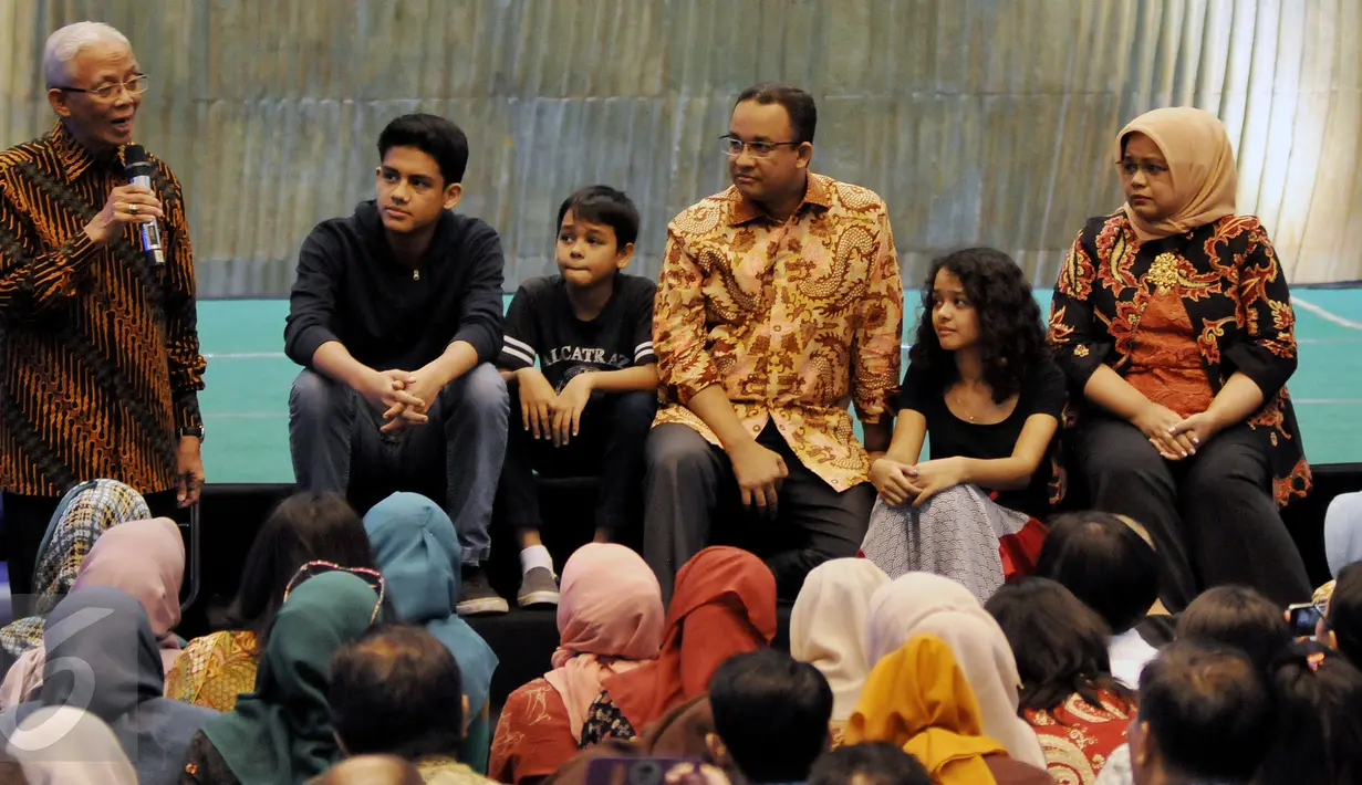 Mantan Menteri Pendidikan dan Kebudayaan Anies Baswedan bersama keluarga saat menghadiri acara perpisahan dengan seluruh PNS di lingkungan Kementerian Pendidikan dan Kebudayaan, Jakarta, Rabu (27/7). (Liputan6.com/Johan Tallo)