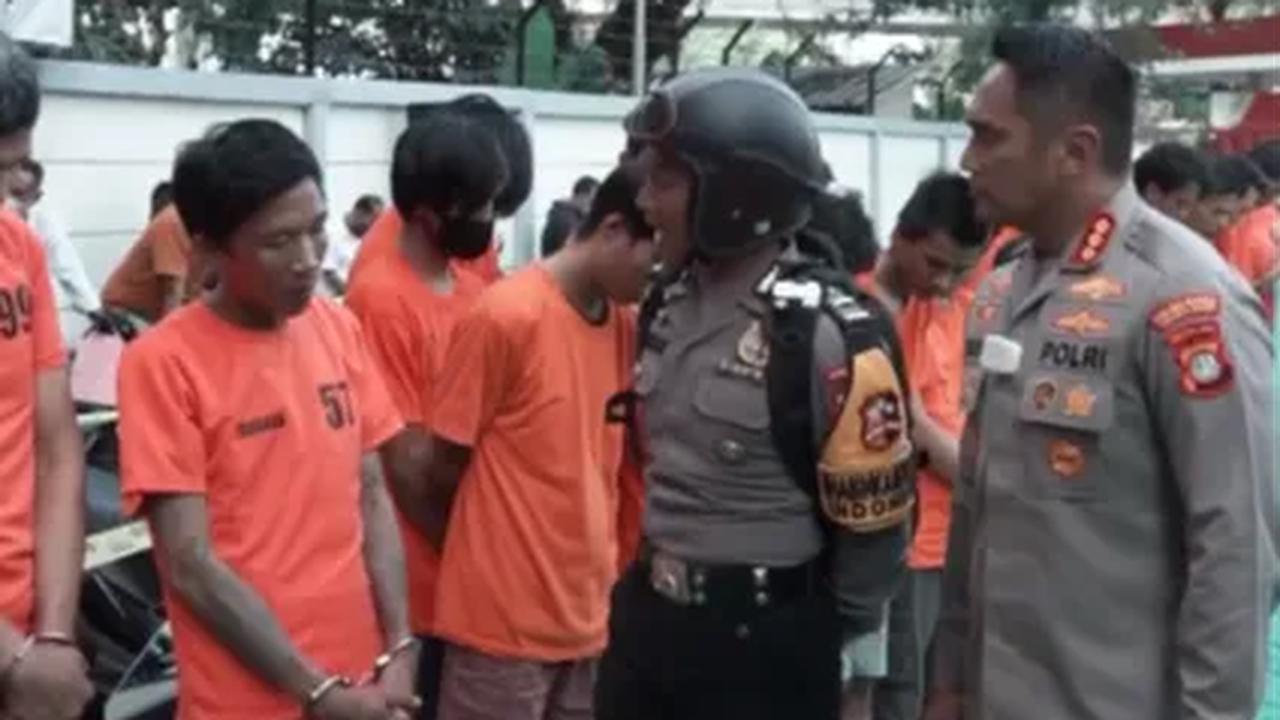 "Tiga kali," jawab pelaku berperawan kurus ini.

"Kenapa kamu maling motor? Penadahnya susah atau enggak ada?" tanya Pak Bhabin.