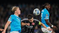 Pemain Frankfurt Robin Koch (tengah) dan pemain Napoli Rasmus Hojlund (kiri) berebut bola pada pertandingan fase&nbsp;liga Liga Champions di Naples, Rabu,&nbsp;5 November 2025. (AP Photo/Gregorio Borgia)