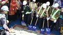 Menteri Susi Pudjiastuti secara simbolis mengaduk semen saat peletakan batu pertama (groundbreaking) Pasar Ikan Modern (PIM) Muara Baru, Jakarta, Kamis (8/2). Kehadiran PIM diharap bisa meningkatkan minat masyarakat ke pasar. (Liputan6.com.Angga Yuniar)