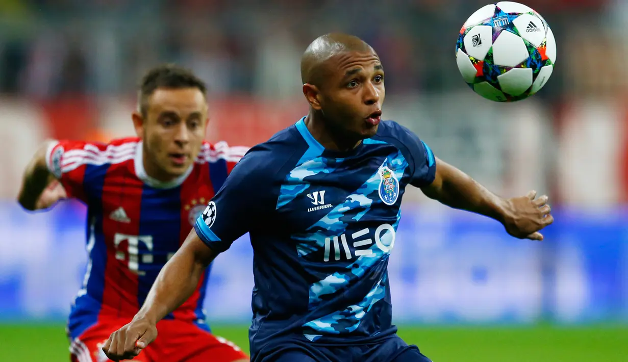 Gelandang Porto, Yacine Brahimi berusaha mengontrol bola dari kejaran pemain Bayern Muenchen di leg kedua perempat final Liga Champions di Allianz Arena, German, Rabu (22/4/2015). Bayern Muenchen menang 6-1 atas Porto. (Reuters/Michael Dalder)