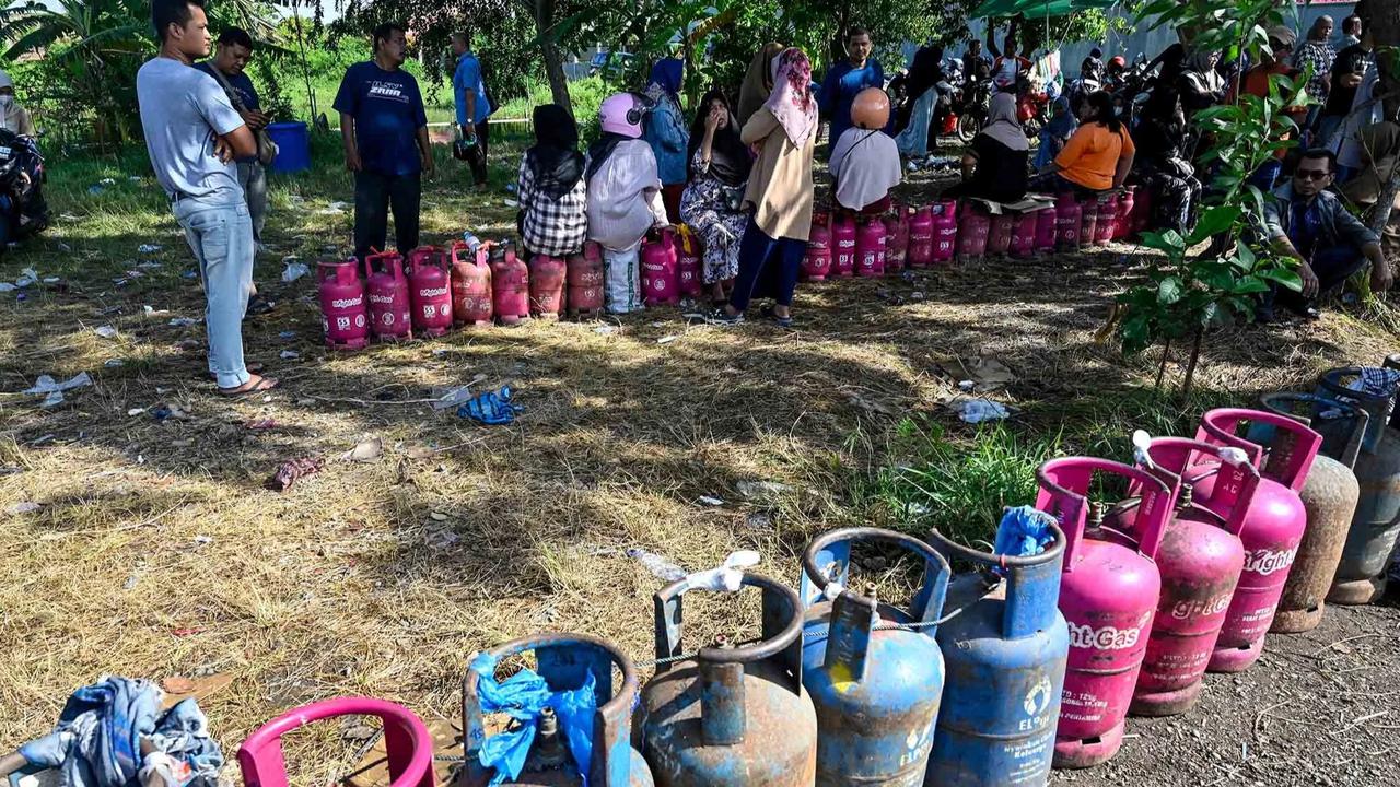 FOTO: Antrean Panjang Warga Banda Aceh Dampak Terbatasnya Pasokan LPG
