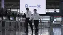 Staf mengenakan masker pelindung untuk membantu mengekang penyebaran virus corona berjalan di area tiket kosong di Bandara Internasional Narita, Tokyo, Selasa siang (1/6/2021). (AP Photo/Eugene Hoshiko)