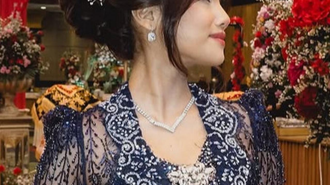Potret Cantik Fuji di Pernikahan Frans Faisal, Bikin Pangling Tampil Anggun Berkebaya Biru & Rambut Disanggul