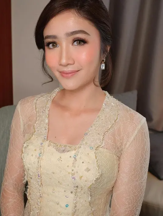 Di momen tersebut, Febby Rastanty tampil anggun dengan kebaya berwarna cream. [instagram/febbyrastanty]
