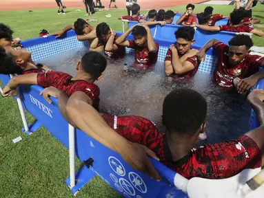 Sejumlah pemain Timnas Indonesia U-19 melakukan Ice bath atau berendam dengan air es setelah menjalani latihan di Stadion Madya, Senin (1/7/2024). (Bola.com/M Iqbal Ichsan)