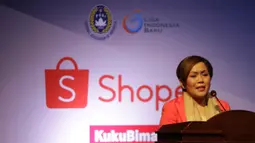 Direktur SCM, Harsiwi Achmad, memberikan sambutan saat Peluncuran Shopee Liga 1 di SCTV Tower, Jakarta, Senin (13/5). Sebanyak 18 klub akan bertanding pada Liga 1 mulai tanggal 15 Mei. (Bola.com/Vitalis Yogi Trisna)