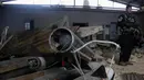 Pasukan khusus Irak memeriksa rudal yang ditemukan di sebuah gudang senjata milik ISIS di sisi timur Mosul, Sabtu (28/1). Gudang senjata tersebut ditemukan setelah pasukan Irak membebaskan wilayah timur Mosul dari militan ISIS. (AP Photo/Khalid Mohammed)