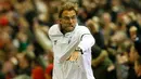  Pelatih Liverpool, Juergen Klopp melakukan selebrasi setelah bek liverpool Mamadou Sakho mencetak gol penyeimbang di perempat final UEFA Europa League antara Liverpool lawan Borussia Dortmund di stadion Anfield, Inggris, (14/4). (Reuters / Carl Recine)