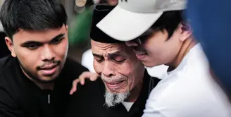 Youtuber Atta Halilitar memberikan kejutan ulang tahun yang membuat sang kakek terharu. Ya, suami Aurel Hermansyah itu memberikan kado ulang tahun kakeknya sebuah mobil.  Berikut beberapa potretnya. [Instagram/attahalilintar]