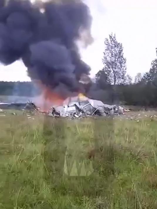 Diketahui, sekitar pukul 17.00 GMT, Kementerian mengumumkan "pesawat pribadi Embraer Legacy yang melakukan perjalanan dari Moskow ke Saint Petersburg jatuh di dekat desa Kuzhenkino di Wilayah Tver." (Ostorozhno Novosti via AP)