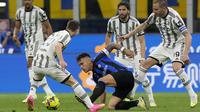 Pemain Inter Milan, Lautaro Martinez, berusaha melepaskan diri dari kawalan pemain Juventus pada laga Coppa Italia di Stadion Giuseppe Meazza Kamis (27/04/2023). Inter menang dengan skor 1-0. (AP Photo/Luca Bruno)