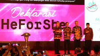Presiden Jokowi menyerahkan secara simbolik penghargaan perempuan perintis di Puncak Peringatan Hari Ibu ke-88 di Serang, Banten.