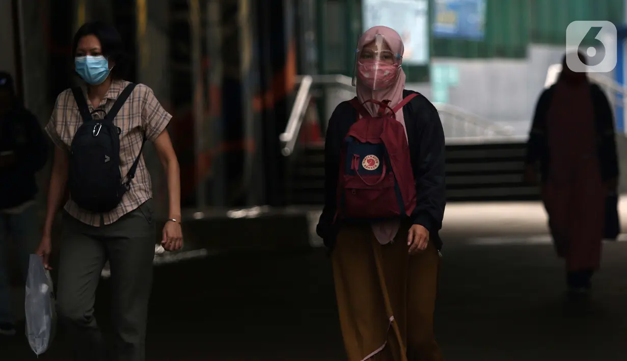 Warga melintasi terowongan Kendal, Dukuh Atas, Jakarta, Kamis (21/1/2021). Untuk mencegah penyebaran virus COVID-19, pemerintah memperpanjang pemberlakuan pembatasan kegiatan masyarakat (PPKM) di Jawa-Bali selama 14 hari kedepan, mulai 26 Januari-8 Februari 2021. (Liputan6.com/Helmi Fithriansyah)