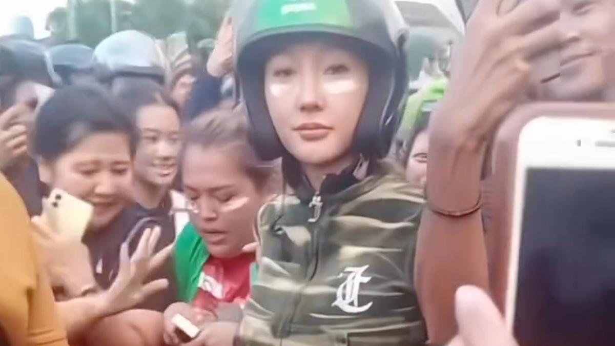 6 Potret Lucinta Luna Demo di Gedung DPR: Kenakan Helm Ojol dan Ikut Berorasi