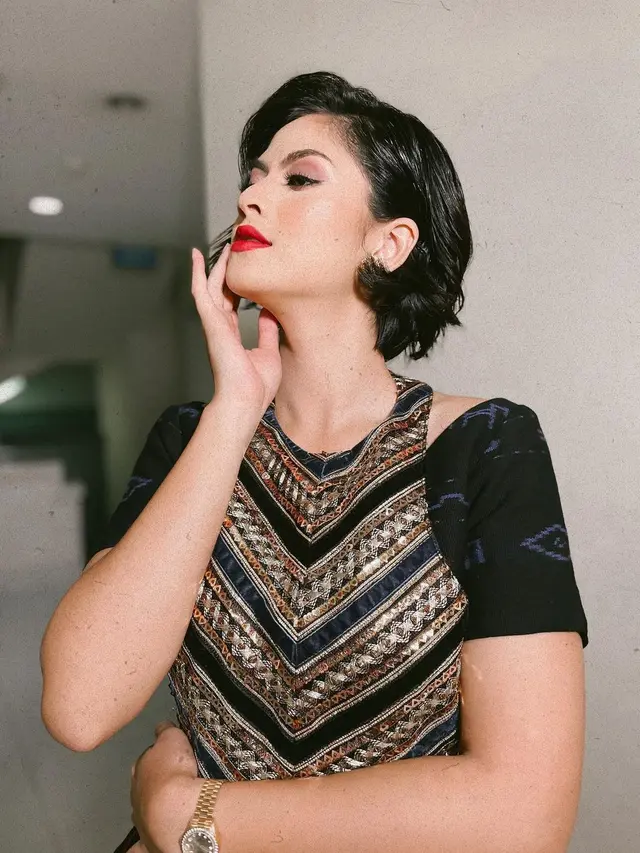 Gaya Hana Saraswati di Anugerah Lembaga Sensor Film 2021 (Foto: Instagram/hanahaho)