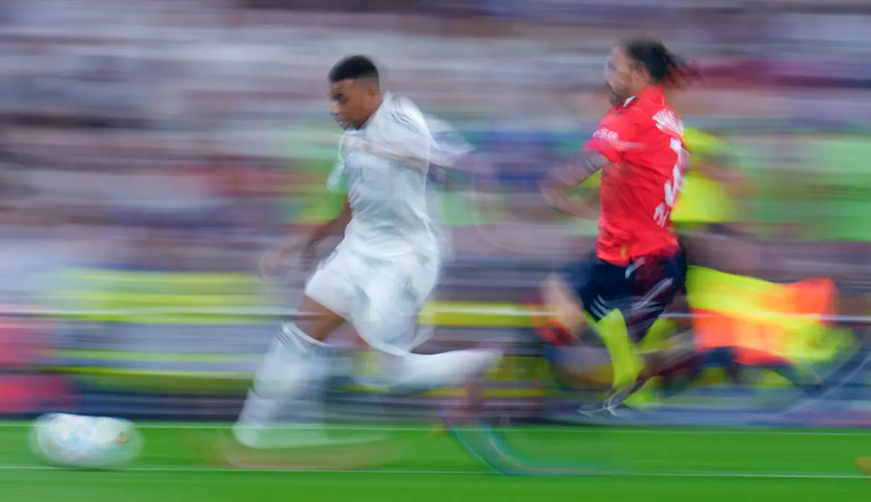 Pemain Real Madrid, Kylian Mbappe, menggiring bola saat melawan Osasuna pada laga pekan perdana La Liga di Stadion di Santiago Bernabeu, Rabu (20/8/2025) dini hari WIB. (AP Photo/Manu Fernandez)