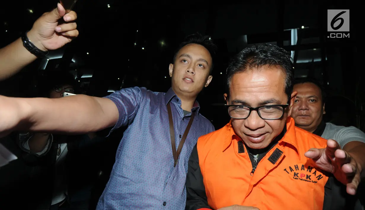 Bupati Mesuji, Khamami kenakan rompi tahanan dikawal petugas usai menjalani pemeriksaan 1x24 jam di gedung KPK, Jakarta, Jumat (25/1). Khamami terjaring OTT dengan barang bukti uang Rp 1,2 M terkait fee suap proyek infrastruktur. (merdeka.com/Dwi Narwoko)