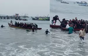 Dramatis, Sampan Bawa Puluhan Penumpang Terbalik Diterjang Ombak Besar