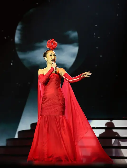 Konser yang menandai satu dekade dalam kariernya dimusik itu, di warnai dengan suasana haru. Saat mengenang orang yang paling berjasa dalam kariernya di industri musik. (Bambang E. Ros/Bintang.com)