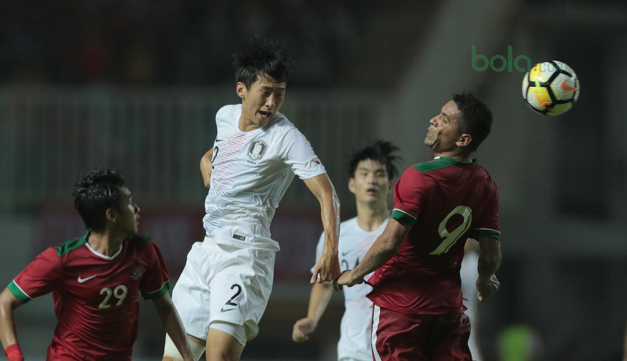 Duel Timnas Indonesia, Beto Goncalves (kanan) dengan pemain Korea Selatan U-23 pada laga uji coba di Stadion Pakansari, Bogor, (23/6/2018).  Indonesia U-23 kalah 1-2 dari Korea U-23. (Bola.com/Nick Hanoatubun)