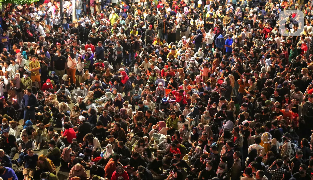Ribuan pengunjung padati kawasan Bundaran HI, Jakarta, untuk merayakan pergantian tahun 2023, Sabtu (31/12/2022). Ribuan pengunjung memadati kawasan Bundaran HI yang menjadi pusat acara pesta kembang api di car free night Jalan Sudirman-Thamrin. (Liputan6.com/Angga Yuniar)