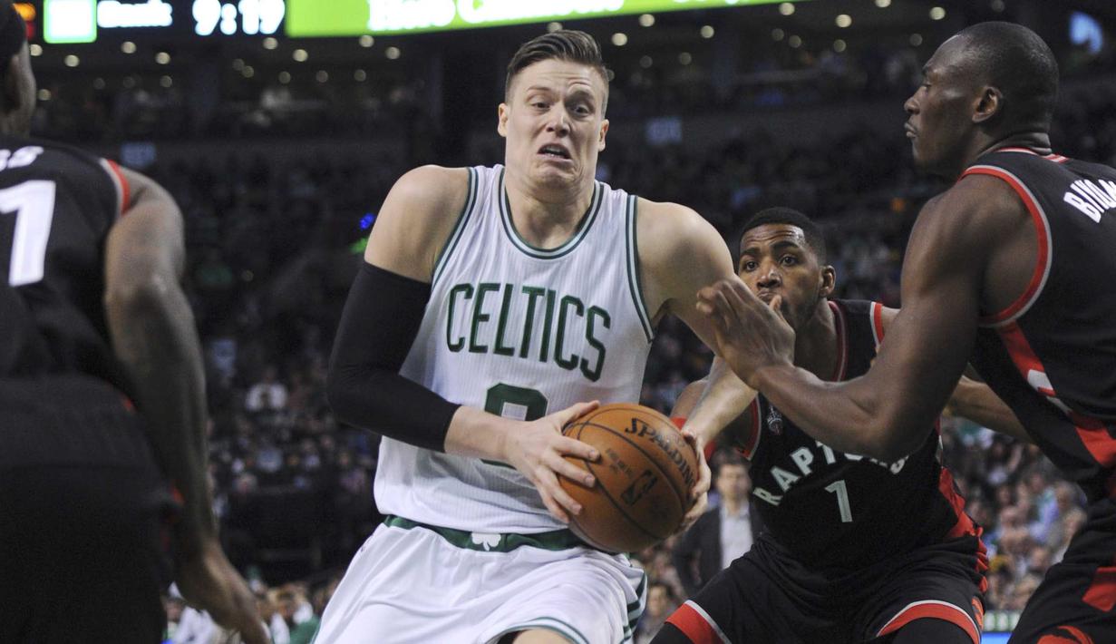 Pemain Boston Celtics, Jonas Jerebko (8) mencoba melewati hadangan para pemain Raptors pada lanjutan NBA di TD Garden Kamis (24/3/2016) WIB. Celtics menang 91-79.  (Mandatory Credit: Bob DeChiara-USA TODAY Sports)