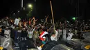Massa Aksi Damai 4 November terlibat bentrok dengan petugas, Jakarta, Jumat (4/11). Belum diketahui apa yang menyebabkan terjadinya bentrokan. (Liputan6.com/Angga Yuniar)