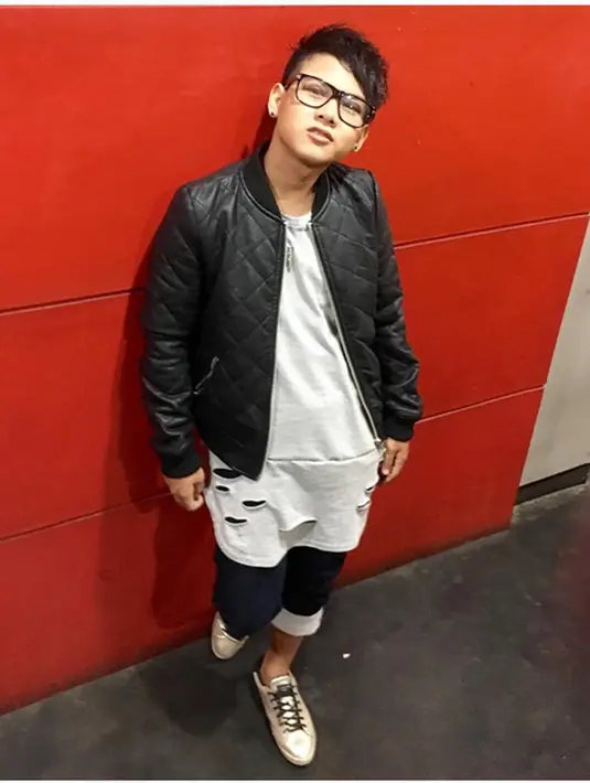 Kisruh rumah tangganya Evelyn juga diungkapkan saat menjadi bintang tamu pada sebuah acara televisi swasta, dikawasan Tendean. Didampingi kuasa hukumnya, menjelaskan terkait rumah tangganya yang sedang dalam proses di Pengadilan Agama. (Instagram/ev0124)