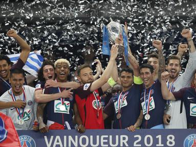 Para pemain Paris Saint Germain mengangkat trofi usai menjuarai Piala Prancis dengan mengalahkan Les Herbiers di Stade de France, Selasa (8/5/2018). Paris Saint Germain menang 2-0 atas Les Herbiers. (AP/Francois Mori)