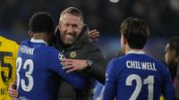 Pelatih Chelsea, Graham Potter memeluk Wesley Fofana usai bertanding melawan Borussia Dortmund pada pertandingan leg 2 babak 16 besar Liga Champions di Stamford Bridge, London, Rabu (8/3/2023). Chelsea berhasil mengalahkan Borussia Dortmund dengan skor 2-0.(AP Photo/Alastair Grant)