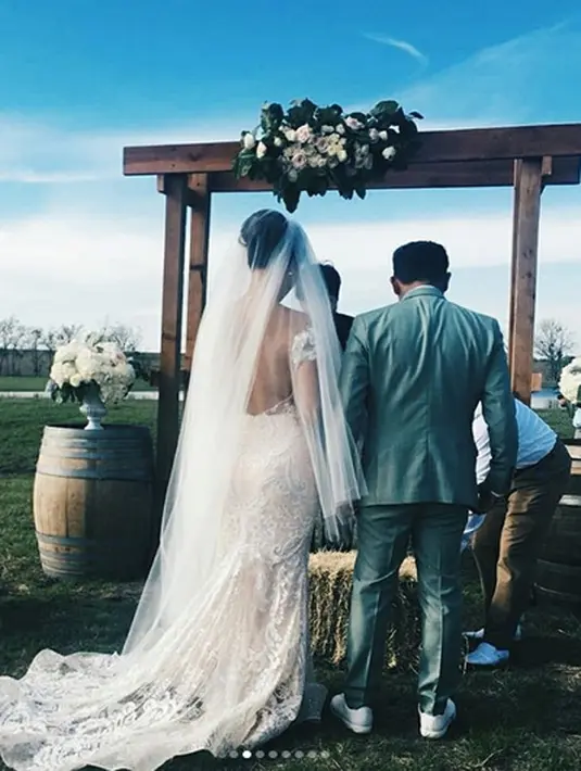 Dalam sebuah video yang beredar, pasangan ini menikah di luar ruangan. Prosesi sakral janji suci sehidup semati diucapkan oleh bintang film Guru Bangsa: Tjokroaminoto itu dengan bahasa Inggris. (Instagram/aliciamilka)