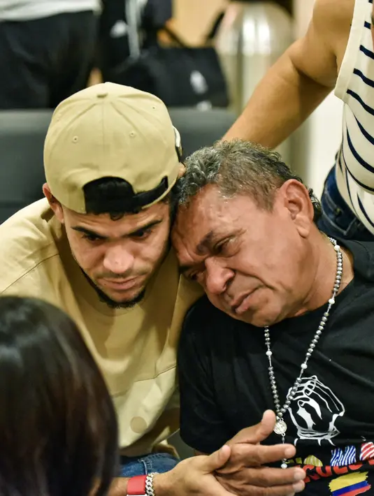 Terlihat, dalam beberapa foto, sang ayah tidak bisa menahan tangis saat bertemu dengan putranya, winger Liverpool tersebut. (Handout / FEDERACION COLOMBIANA DE FUTBOL / AFP)