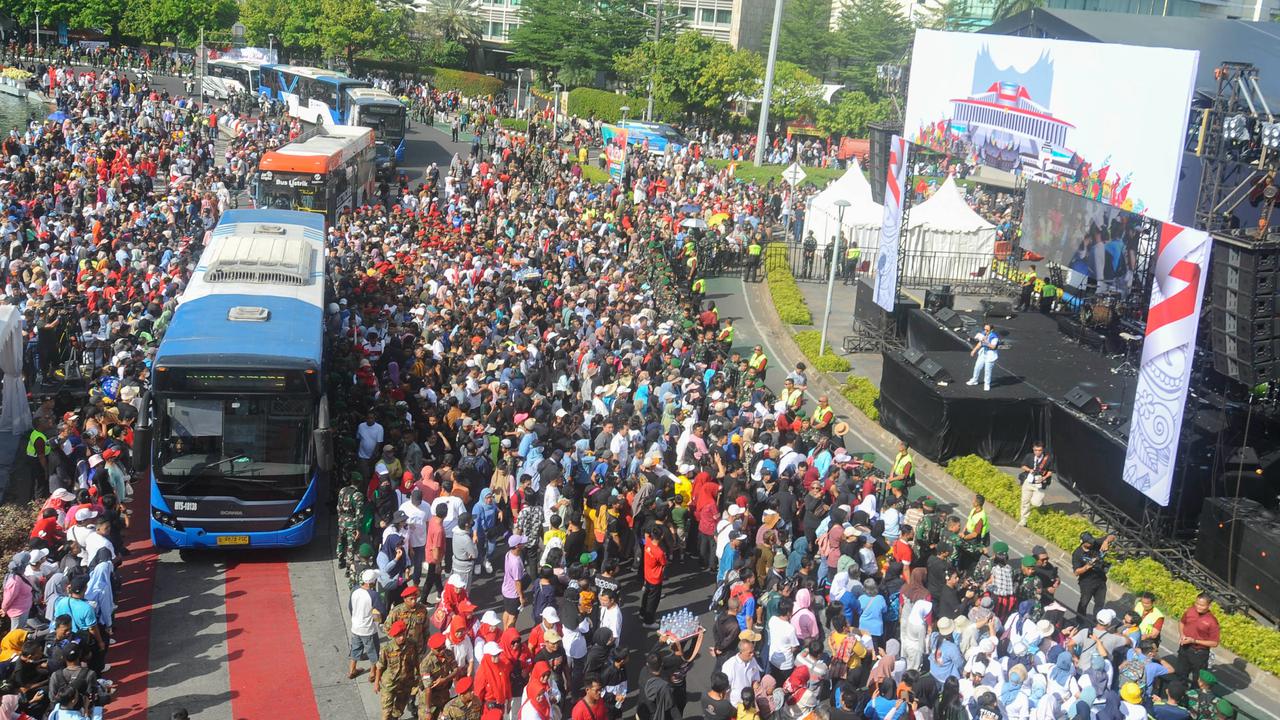 Antusiasme Ribuan Orang Padati Panggung Pesta Rakyat Pelantikan Prabowo di Bundaran HI