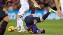 Pemain Barcelona, Lionel Messi terjatuh saat bertanding melawan Valencia dalam lanjutan Liga Spanyol di Camp Nou, Spanyol, Minggu (3/2). Dua gol Messi membuat pertandingan berakhir 2-2. (AP Photo/Manu Fernandez)