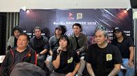 Ferdy Tahier (kanan) bersama sejumlah pengisi acara Festival All U Can Hear Gigs Vol. 2 dalam jumpa pers yang digelar di Jakarta, Rabu (8/10). (Liputan6.com/Aisyah Ichsani Maulida)