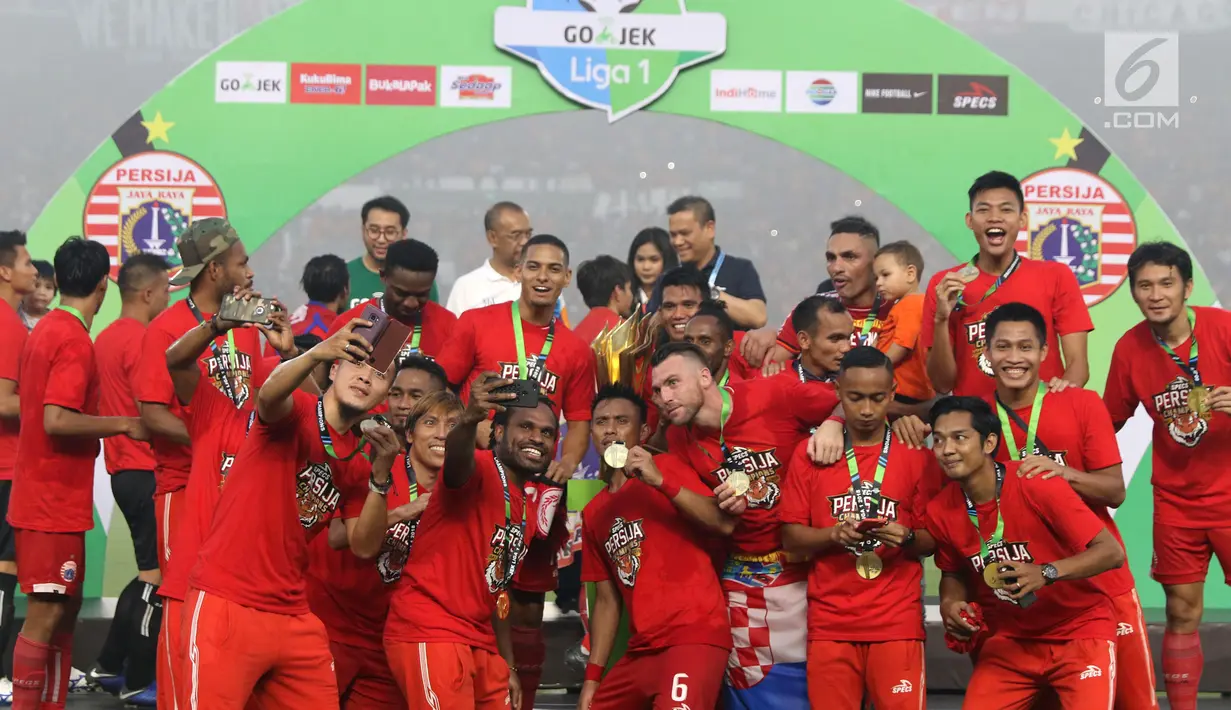 Pemain Persija merayakan gelar juara Go-Jek Liga 1 Indonesia 2018 bersama Bukalapak usai menumbangkan Mitra Kukar di Stadion GBK, Jakarta, Minggu (9/12). Persija meraih gelar juara Liga 1 Indonesia 2018 dengan 62 poin. (Liputan6.com/Helmi Fithriansyah)