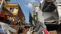 Sejumlah warga melihat kondisi tanah longsor di Perumahan Pesona Kalisari, Pasar Rebo, Jakarta, Selasa (27/11). Intensitas hujan yang tinggi mengakibatkan sebidang tanah di wilayah tersebut longsor. (Liputan6.com/Herman Zakharia)