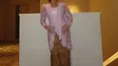 Zahwa Massaid tampil elegan mengenakan kebaya pink dan padu padan kain batik kekuningan sebagai rok. Kebayanya kali ini memiliki desain yang lebih sederhana, dengan bordir dan payet super cantik. [Foto: Instagram/zahwamassaid]