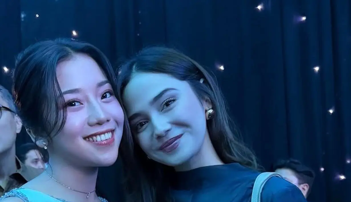 Syifa Hadju hadir dengan gaya yang lebih klasik. Ia memilih long sleeve dress berwarna hitam yang memberikan sentuhan elegan sekaligus dewasa. [@anggisdevakii].