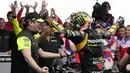 Pebalap Tim Mooney VR46, Marco Bezzecchi (kanan) merayakan kemenangan dengan timnya saat MotoGP Argentina 2023 di Autódromo Termas de Río Hondo, Argentina, Senin (03/04/2023) dini hari WIB. (AP Photo/Natacha Pisarenko)