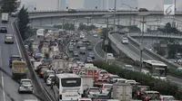 Kepadatan arus kendaraan saat melintas di Tol Dalam Kota, Jakarta, Kamis (7/6). Jasa Marga memprediksi sekitar 1,4 juta kendaraan akan keluar dari Jakarta saat arus mudik Lebaran tahun ini. (Merdeka.com/Iqbal S. Nugroho)