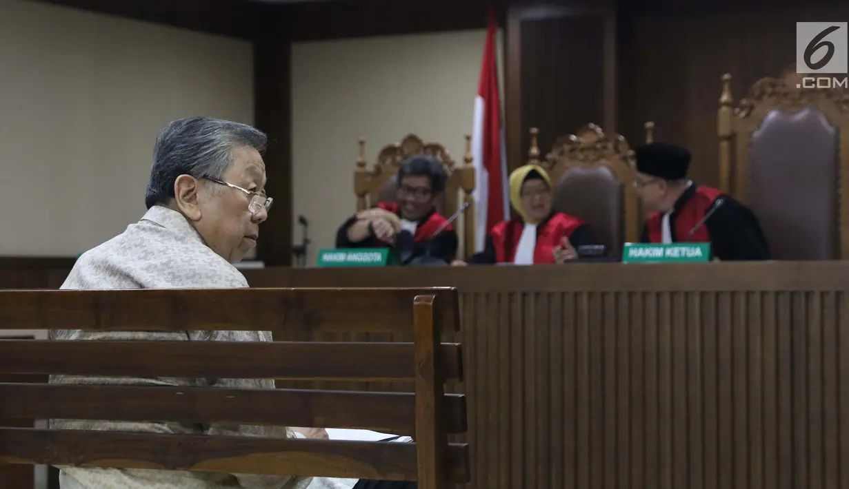 Terdakwa korupsi pengelolaan dana pensiun PT Pertamina, Edward Soeryadjaya saat sidang putusan di PN Jakarta Pusat, Kamis (10/1). Edward dinyatakan bersalah, dihukum 12 tahun 6 bulan penjara, denda Rp 500 juta. (Liputan6.com/Helmi Fithriansyah)
