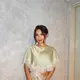 Aura “soon to be Mrs. Hubner” begitu terasa lewat pilihan outfit yang feminin, sleek, namun tetap bold dengan sentuhan modern yang membuat tampilannya tampak mahal dan classy. [@jennifercoppenreal20].