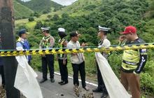 Polres Lombok Tengah Cek Jalan Amblas Selong Belanak Mandalika, Antisipasi Kecelakaan