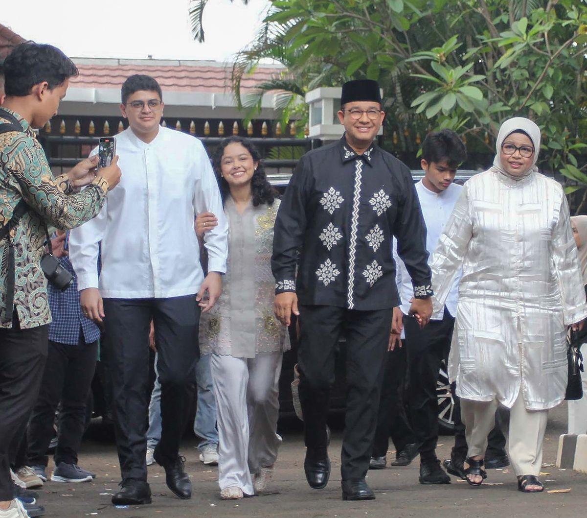 Capres nomor urut 1, Anies Baswedan mendatangi kediaman Cawapres Muhaimin Iskandar atau Cak Imin di Kompleks Widya Candra IV, Jakarta, Sabtu (20/4/2024). Kedatangan Anies bersama keluarganya itu dalam rangka melakukan halalbihalal di tengah momen perayaan